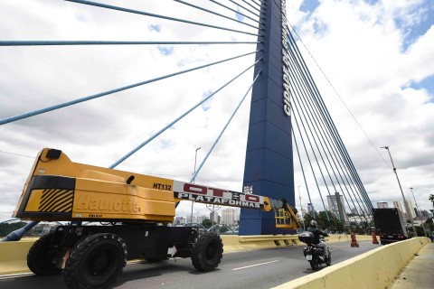 Prefeitura inicia implantação da decoração de Natal no viaduto Cidade de Guarulhos