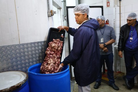 Procon Guarulhos autua supermercado por venda de produtos vencidos e outras irregularidades