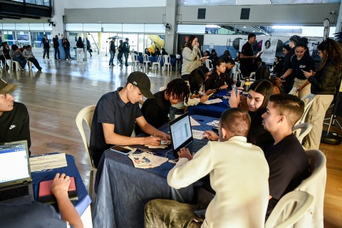 Mais de 300 estudantes participam do mutirão +Estágios no CEU Pimentas