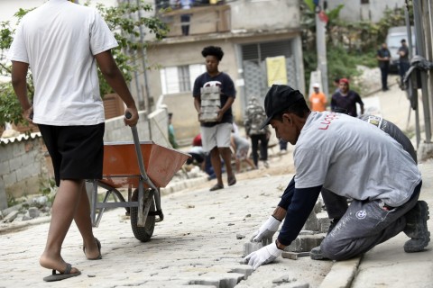 Mão na Massa avança em Guarulhos e entrega 23 ruas pavimentadas à população
