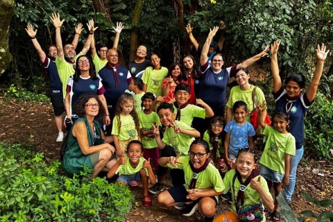 Voluntários participam de plantio de árvores nativas da Mata Atlântica no Bosque Maia