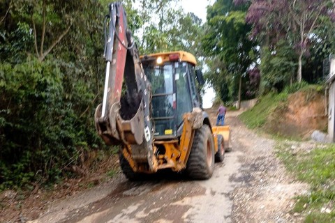 Prefeitura realiza conservação e cascalhamento de rua no Água Azul