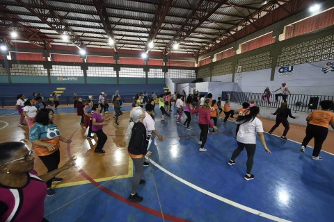 Prefeitura realiza Flashdance 60+ no CEU Presidente Dutra no sábado