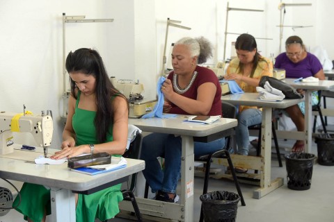 Alunas iniciam capacitação em costura e conserto na Casa da Mulher Vila Galvão