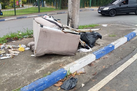 Prefeitura remove descarte irregular em mais de dez ruas no Jardim Presidente Dutra nesta terça-feira