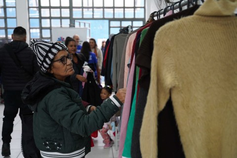Varal Solidário distribui mais de 2 mil peças de roupas no Pimentas