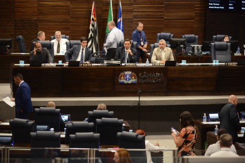 Dezenove projetos são deliberados e um é rejeitado pelos vereadores