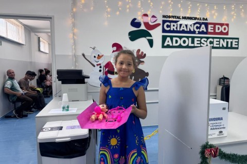 Fundo Social distribui brinquedos a crianças do HMCA em ação de Natal