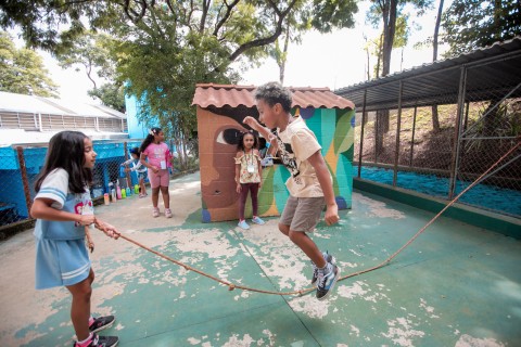Crianças aprendem enquanto brincam durante a programação do Estação Férias