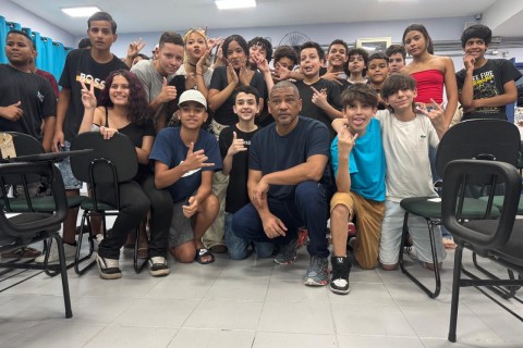 Do Show de Talentos ao Estúdio: Alunos da E.E. Walter Fusco gravam música inédita com compositor premiado no Grammy