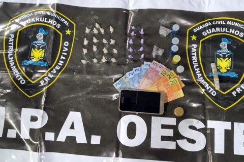 GCM apreende adolescente e prende três homens com 2,8 kg de drogas