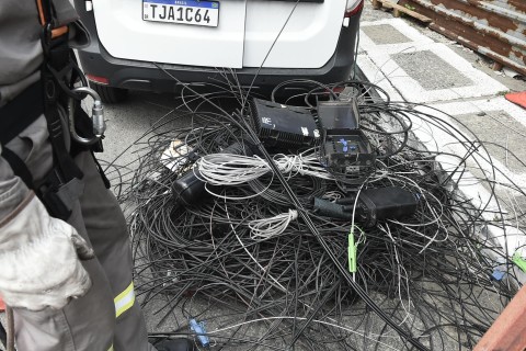 Guarulhos inicia programa Segue o Fio para retirada de fiação em desuso pendurado em postes