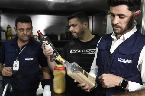 Guarulhos intensifica fiscalização contra adulteração de bebidas com metanol e fecha bares e adegas irregulares