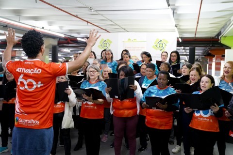 Ativação 60+ promove eventos para a população idosa com serviços gratuitos, atividades físicas adaptadas, dança e show musical