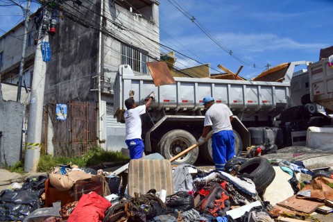 Prefeitura limpa rua afetada por enchente no Jardim Bela Vista