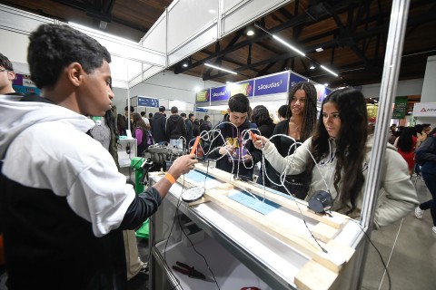 Robô, simulador de voo e palestras atraem milhares de jovens no primeiro dia da Feira do Estudante de Guarulhos