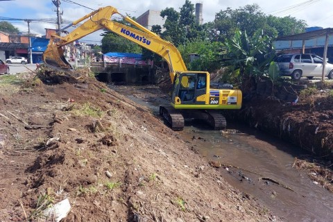 Prefeitura implementa desassoreamento em novo trecho do córrego Popuca