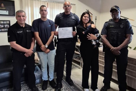 GCMs de Guarulhos salvam bebê com manobra de desengasgo e recebem homenagem
