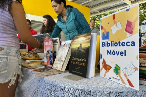Prefeitura promove incentivo à leitura com doação de livros no Terminal Pimentas